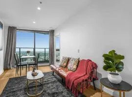 Sky Apartment with Bay view in CBD with Poo & Gym