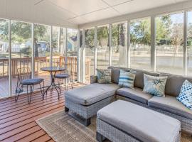 Walk to Beach! Dog-Friendly Home in Murrells Inlet, hotel di Myrtle Beach