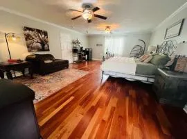 Tree Farm Stay Fire Pit & Grill WOW-King Suite