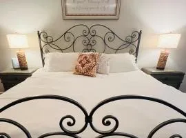 Tree Farm Stay Fire Pit & Grill WOW-King Suite