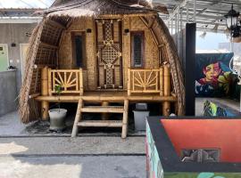 The Twins Sunset Bungalow, hotel in Palebah