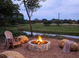 Cherry Creek Cottages Peaceful Farm Stay Fire Pit Pet-Friendly Room to Gather, hotel i Hondo