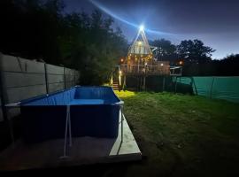 Cabaña Pinos Magicos, hotel i Pichil