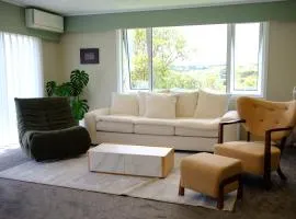 Private cozy new renovated bedroom, double glazed, 2 minutes to highway