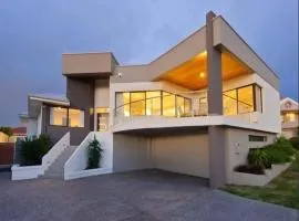 23 Coastline 3-Level Luxe Home Theatre &Pool House