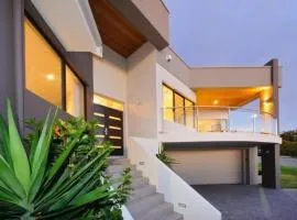 23 Coastline 3-Level Luxe Home Theatre &Pool House