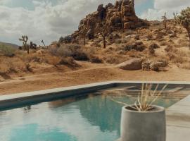 Salt Pool - Sauna - Cold Plunge - Lux Desert Ranch, hotel v destinaci Pioneertown