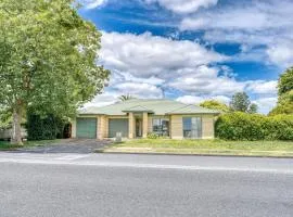 Relaxing 3BR Home by Wattle Downs Reserve