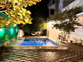 Saro Luxury - sea view, hotel con alberca en Pondicherry