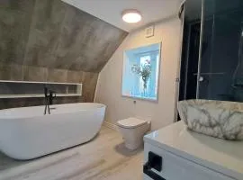 Cosy And Modern House In Peaceful Setting