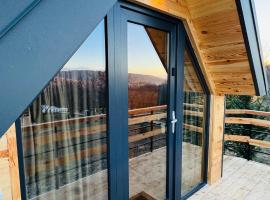 Tiny A-Frame Cabin with Private Hot Tub & Mountain View - Perfect for 2: Şelari şehrinde bir otel