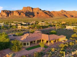 Luxurious Tuscan-style Villa with magnificent panoramic views: Gold Canyon şehrinde bir otel