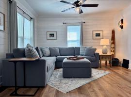 A Calm, Stylish Retreat - Steps to Lake, Downtown, and Surf District，克利爾胡的飯店