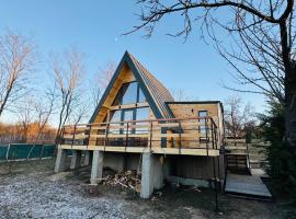 Secluded A-Frame Cabin with Private Hot Tub & Mountain View - IezerVenture、Valea Mare-Pravăţのホテル
