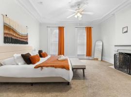 Walk to Allentown with Free Parking and WFH Space, хотел в Бъфало