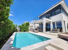 Waterfront Oasis Retreat in Hope Island, hotel en Gold Coast