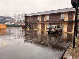 The Queen B Motel, Detroit-Warren, hotel em Warren