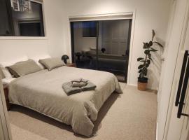 Self-contained flat with private entrance and yard, hotel em Lago Hawea