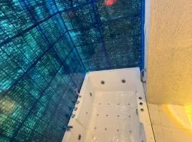 Private Jacuzzi & Luxury stay with personal garden & projector