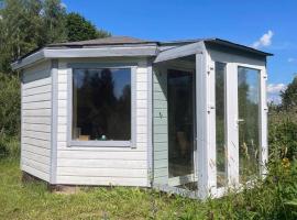 namelis tyloje, hotel in Šarkiškės