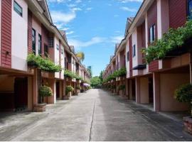 โรงแรมบ้านสวนรีสอร์ท ชลบุรี, hotel in Ban Huai Thuan