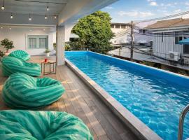 Easy Monday Capsule Hotel Bangkok, hotel in Bangkok