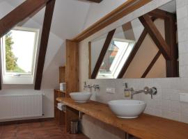 Haus Hohenholz Landhaus, Sauna, Kaminofen, parkähnlicher Garten, хотел в Krackow