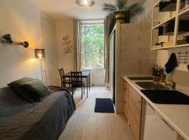 Small studio in an old palace in Aix-les-Bains, hotel i Aix-les-Bains