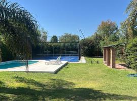 Casa Quinta con cancha de Padel en Colastine, SFe, готель у місті Colastiné