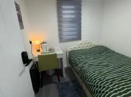 Double room 3 Minute drive from Luton Airport