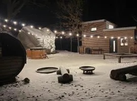 Kousek klidu pod skálou