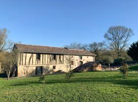 Restored Farmhouse Near Toulouse With Pool, khách sạn ở Mauvaisin