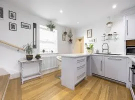 Lovely 3-Bed Home in Popular St Luke's