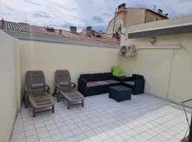 Plein centre Appartement climatisé et spacieux avec grande terrasse sur le toit à Nice