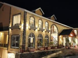 Hotel Hilla and Apartments, Nathia Gali، فندق في Kālābāgh