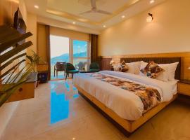 The Pine Mountain View A Rooftop Restaurant & Luxury Balcony Rooms!, Hotel in Masuri