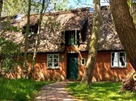 Holiday Home Reetdachhaus für erholsamen Familienurlaub by Interhome