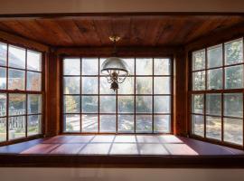 Long Island Nature Retreat with Peloton with Shared Pool, hotel en Glen Head