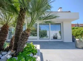 Holiday Home Elegante Villa am Strand- Jacuzzi und Garten by Interhome