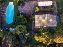 Holiday Home Haustierfreundliches 'Cottage Glicini' mit Pool und Aussicht by Interhome, hotell sihtkohas Ostra