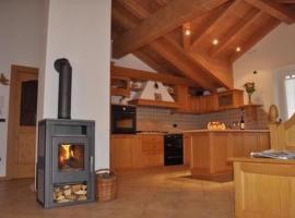 Apartment Elegantes und geräumiges Dachgeschosszimmer in den Dolomiten by Interhome – hotel w mieście Mezzano