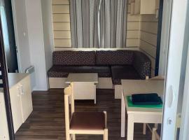 Charmant Mobilhome, hotell i Lagrand