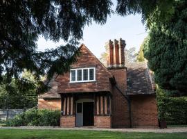 Idyllic, Private and Picturesque Cottage, Hotel in Newmarket