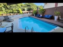 Charmoso e com piscina