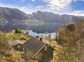 Peaceful Cabin With Spa On Osterøy, hotel v destinaci Bruvik