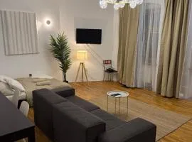 URBAN JUNGLE 2-bedroom apartment old town Air Conditioned