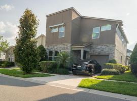 Luxury and Spacious Villa with Pool and Hot Tub just minutes from Disney, hotel i Kissimmee