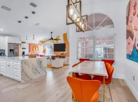 Designer Stylish Villa by Sawgrass with Hot Tub and Arcade Games, хотел в Сънрайз