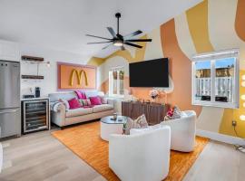 Designer Stylish Villa by Sawgrass with Hot Tub and Arcade Games, hotel a Sunrise