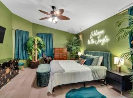 Designer Stylish Villa by Sawgrass with Hot Tub and Arcade Games, hotelli kohteessa Sunrise